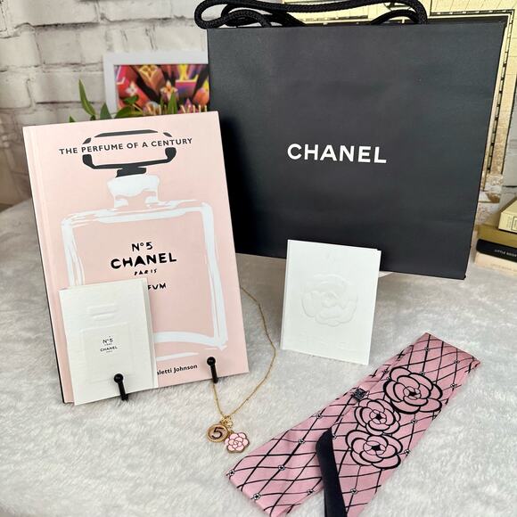 Chanel #5 Book The Perfume of a Century gift set with bag and envelope - Picture 3 of 4